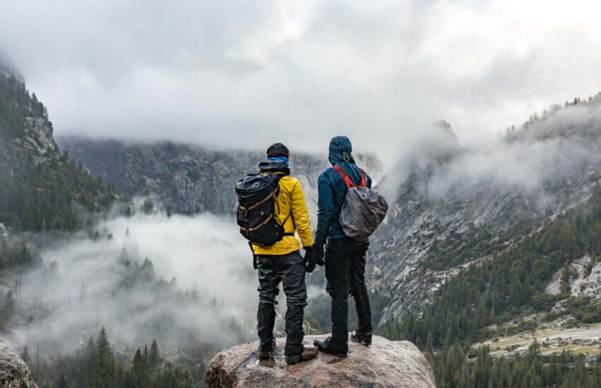 Två vandrare som står på ett berg